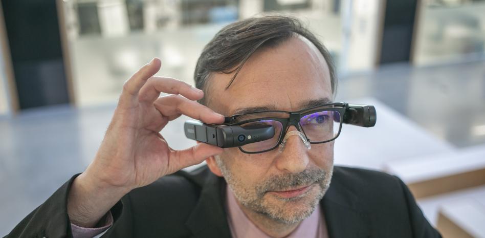 Aerogeneradores de realidad virtual para formar operarios o IA para fabricar un cristal irrompible