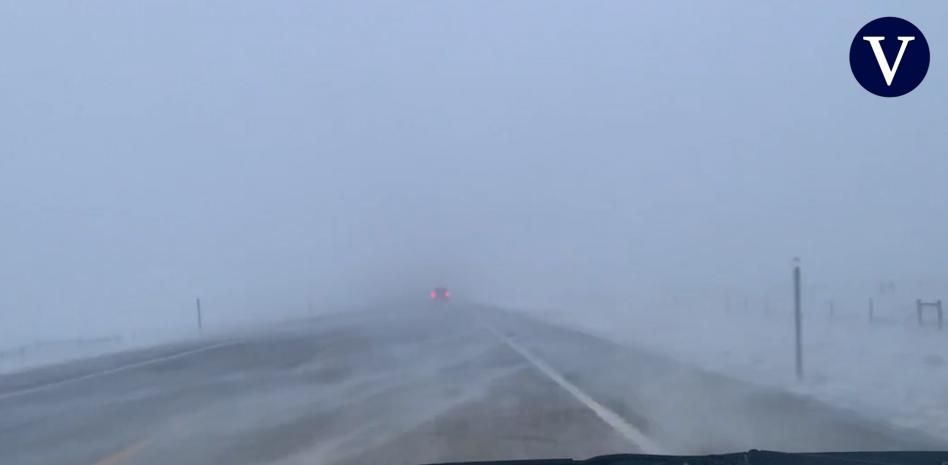 Desde el interior de un coche atravesando la gran tormenta de nieve y viento en Estados Unidos