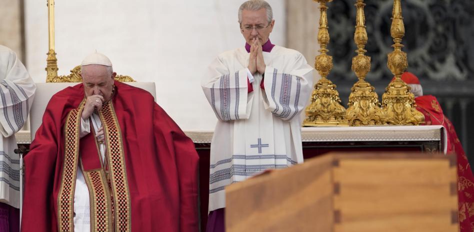 El entierro de Benedicto XVI pone fin a la era de los dos papas