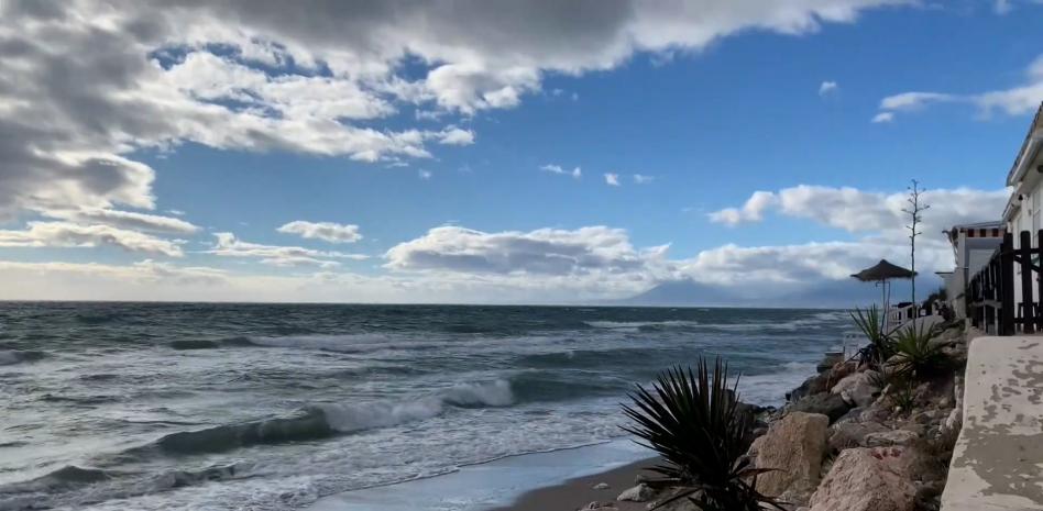 Hallado un cadáver sin cabeza ni manos en una playa de Marbella