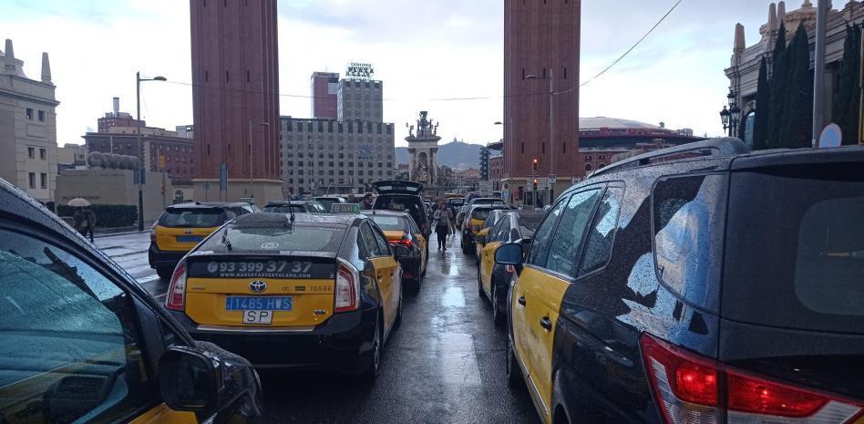 Los taxistas llaman a una huelga de cuatro días durante la feria ISE, tras una marcha lenta