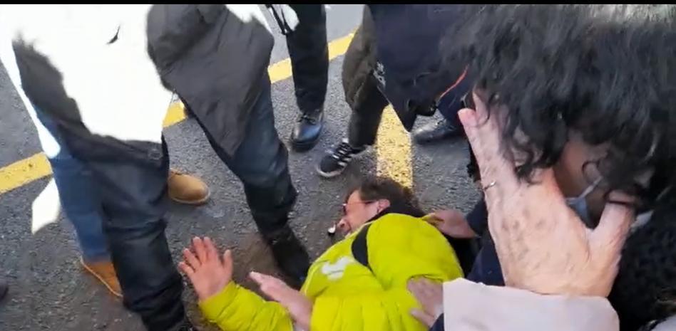 El vicepresidente de la ANC, Jordi Pesarrodona, recibe un porrazo de los Mossos