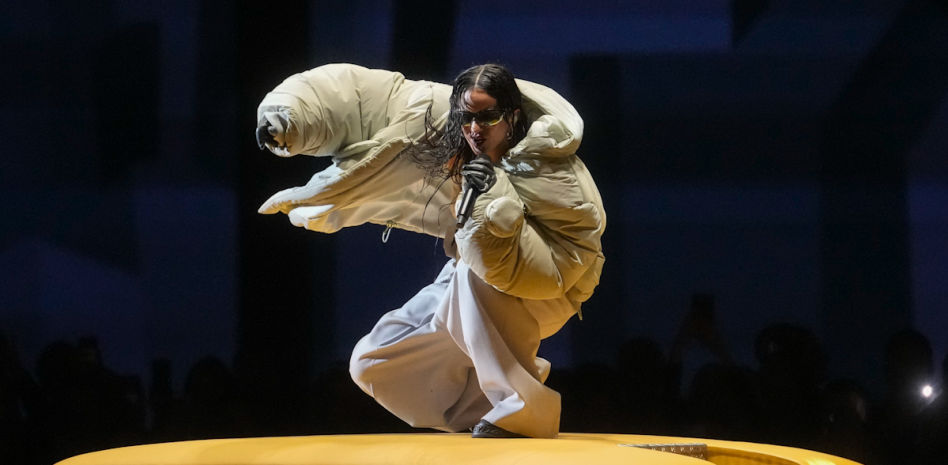 Rosalía revoluciona París con su actuación arrolladora en el desfile de Louis Vuitton