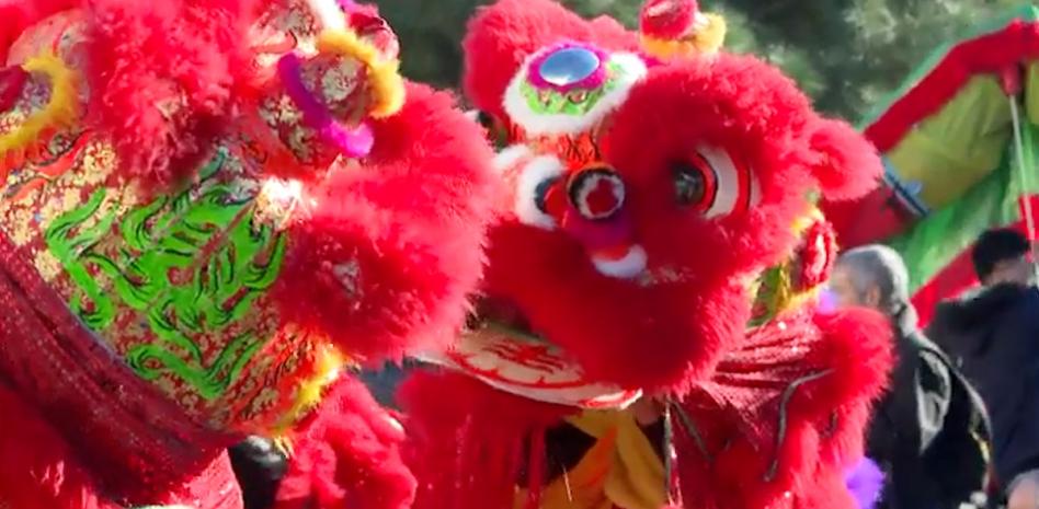 Barcelona da la bienvenida al año nuevo chino con un desfile de dragones