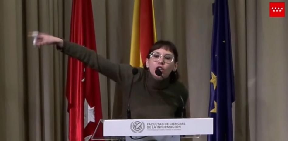 La alumna con mejor nota de Ciencias de la Información carga contra Ayuso en su acto de homenaje en la UCM: "Los ilustres están fuera"