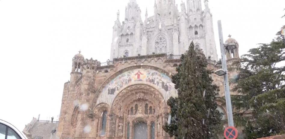 Se cumplen las previsiones: la nieve asoma en Barcelona