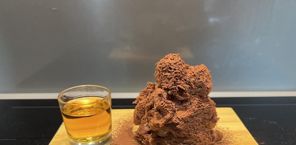 Prepara esta original receta de esponja de whisky y chocolate de Miquel Antoja