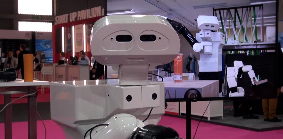 Gafas para personas de baja visión y coche autónomo para traer la compra