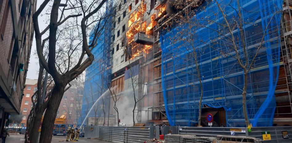Aparatoso incendio en un antiguo centro comercial de Sabadell