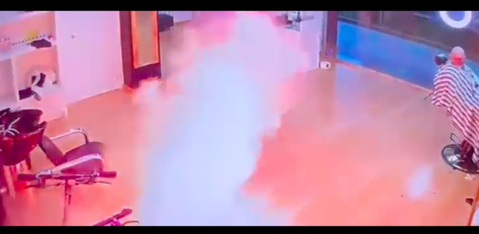 Espectacular explosión de un patinete eléctrico en una barbería de Gavà