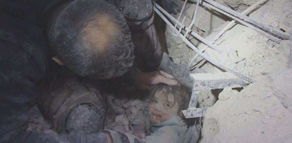 El rescate de la pequeña Nour entre los escombros recompensa el esfuerzo de sus salvadores