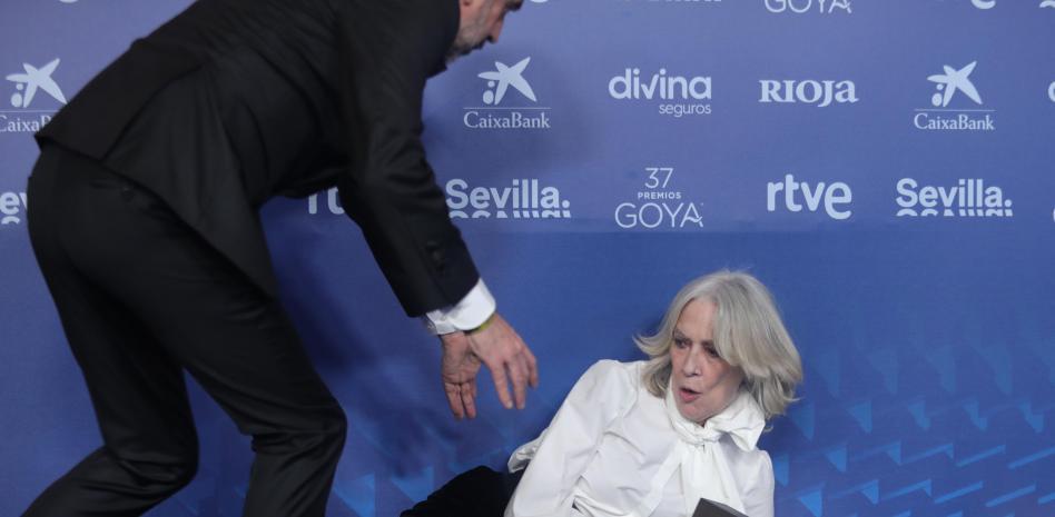 La aparatosa caída de Susi Sánchez al posar con su Goya a la mejor actriz de reparto