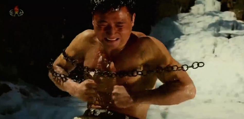 Rompen cadenas con los brazos: el vídeo norcoreano de sus soldados al estilo de Hollywood