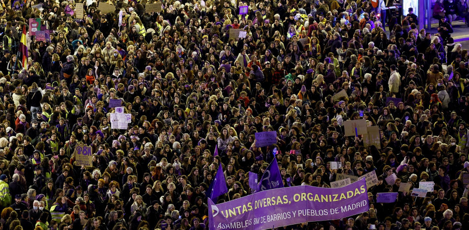 La protesta feminista resiste la sacudida de la tensión política