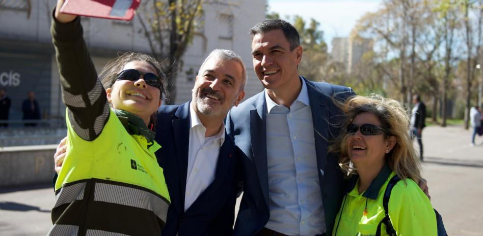 Sánchez arropa a Collboni en un paseo en el barrio de Canyelles