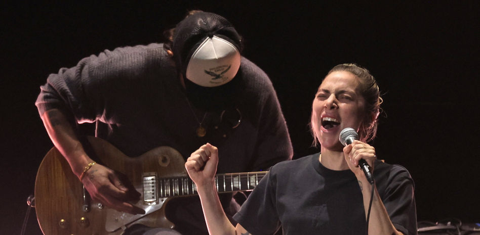 Lady Gaga emociona con su actuación a capela y sin maquillaje: "Podéis encontrar vuestro propio héroe"