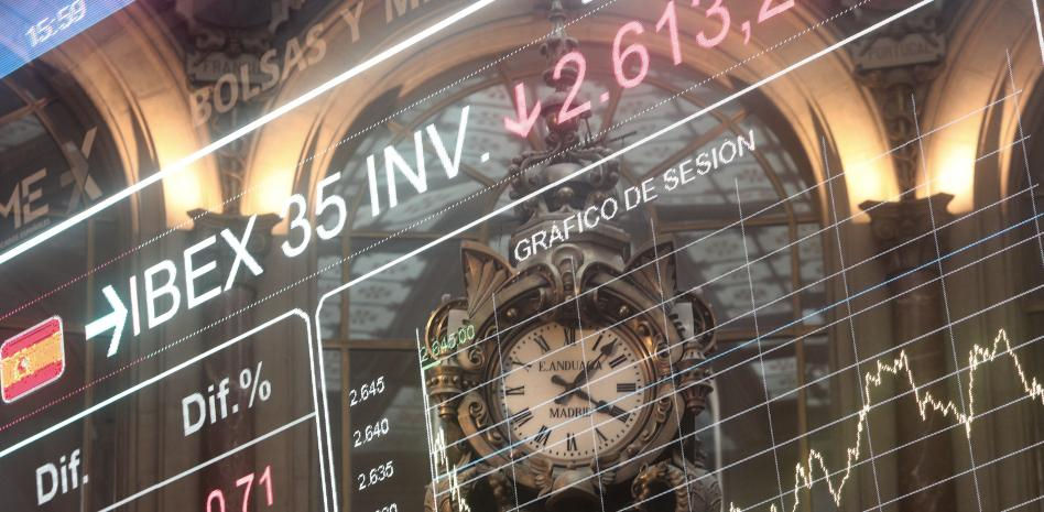El Ibex pierde más de un 3,5% por el temor a una crisis financiera tras la intervención de SVB