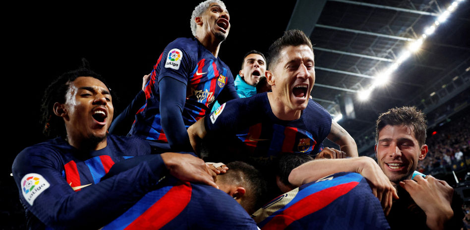 El Barça ya huele la Liga tras noquear al Madrid in extremis