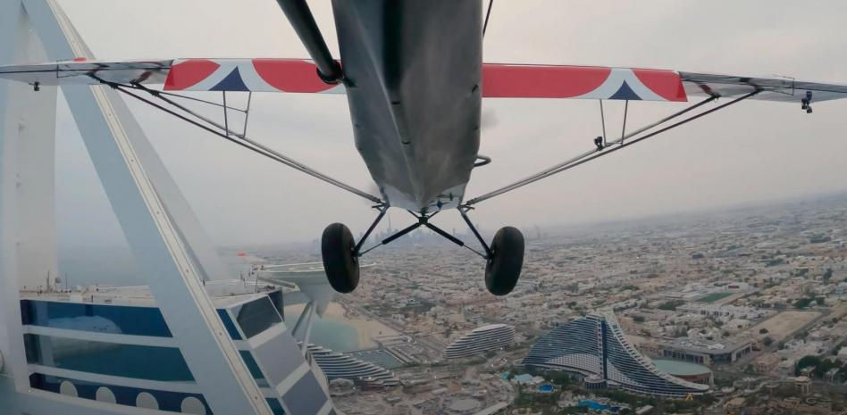 Una avioneta aterriza en la azotea del hotel Burj Al Arab de Dubái, la pista más corta del mundo