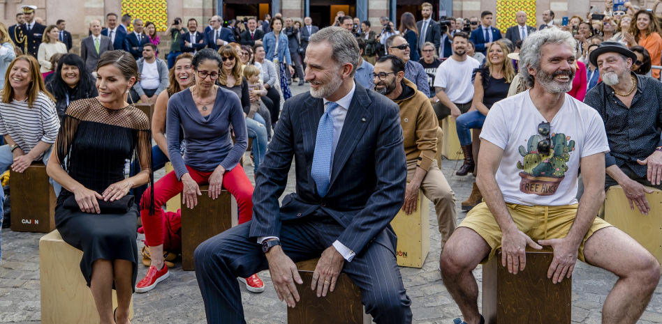 El Rey se pone flamenco en las calles de Cádiz