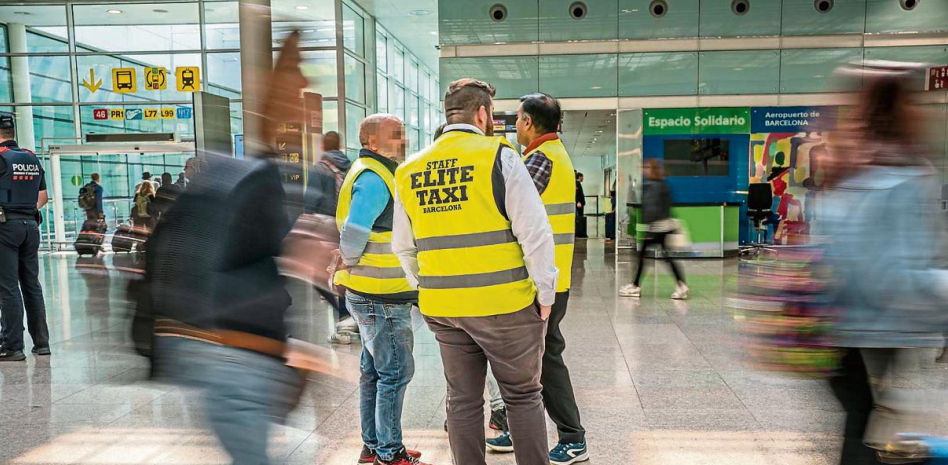 Varios grupos de taxistas expulsan a los conductores piratas del aeropuerto de Barcelona
