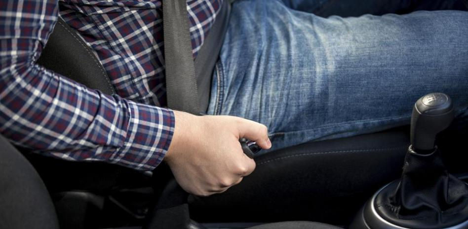 Un mecánico te explica por qué no debes seguir este consejo viral para usar el freno de mano