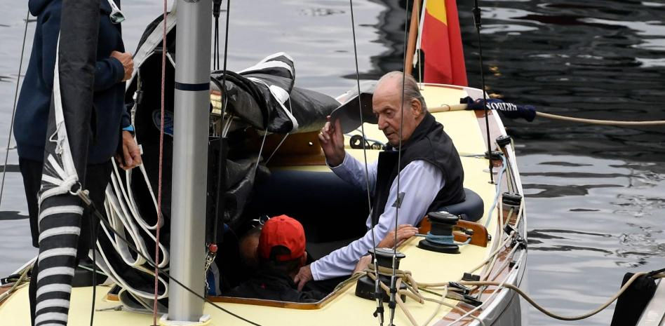 El rey Juan Carlos cumple su deseo de entrenar en la ría de Sanxenxo