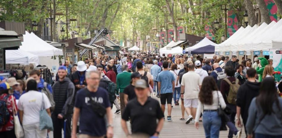 Barcelona sale a la calle para celebrar un Sant Jordi de récord