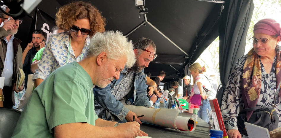 Almodóvar lo firma todo en su primer Sant Jordi