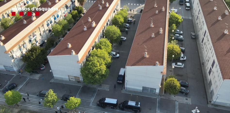 Tapiado el bloque de pisos del barrio de Sant Cosme de El Prat que actuaba como una factoría de marihuana