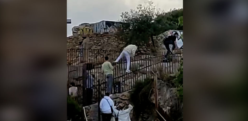 Los visitantes ya saltan las nuevas vallas de los búnkers del Carmel