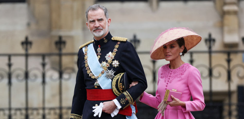 Felipe VI, de uniforme, y la reina Letizia, con tocado, en la coronación de Carlos III