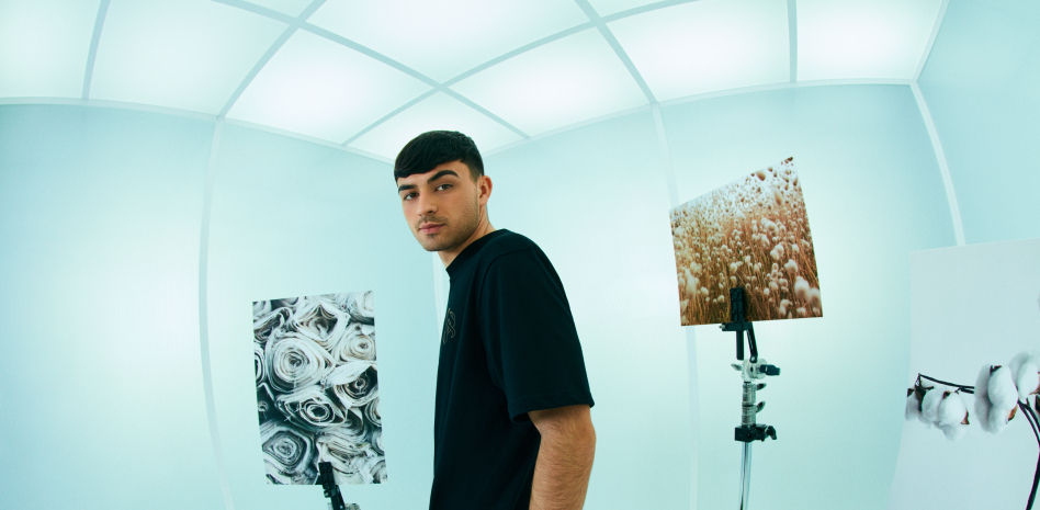 Pedri, la estrella del fútbol que conquista la moda con Springfield