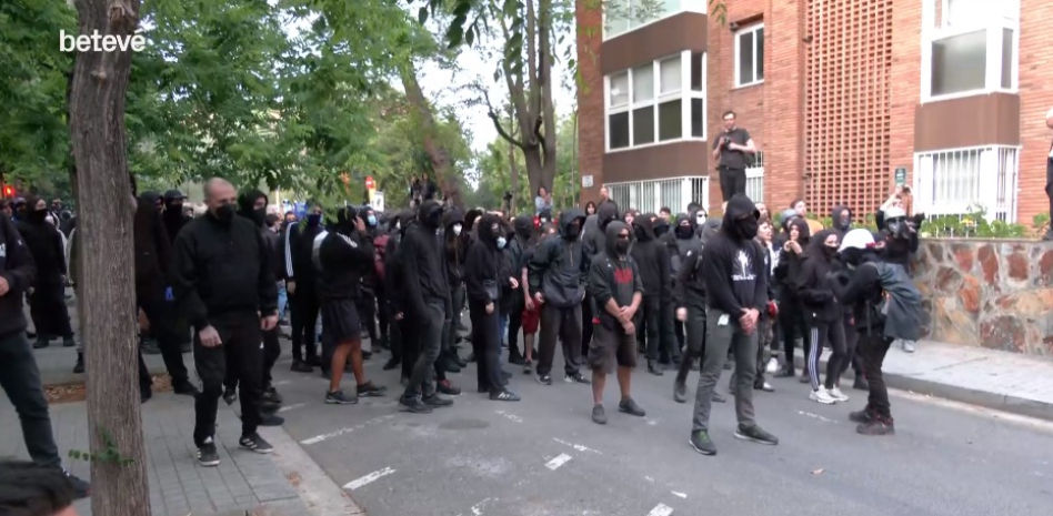 Un inusitado blindaje policial evita altercados mayores en la Bonanova