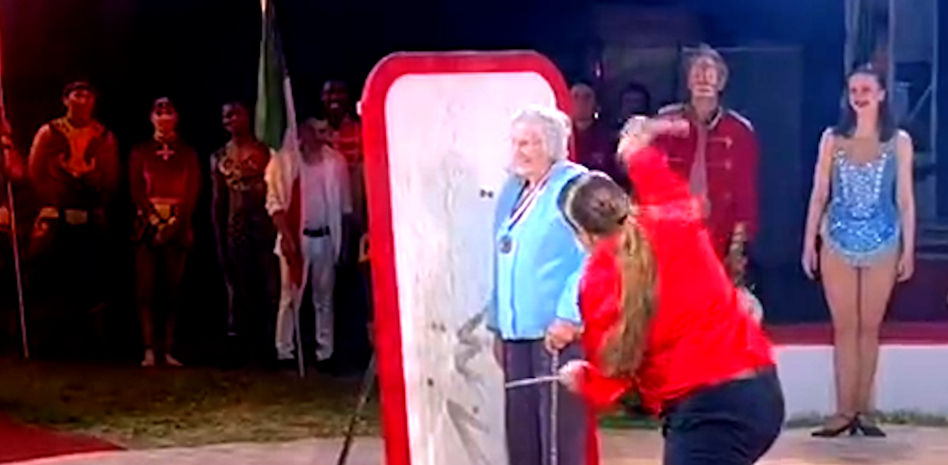 Una anciana de 99 años cumple su sueño de ponerse frente a un lanzador de cuchillos