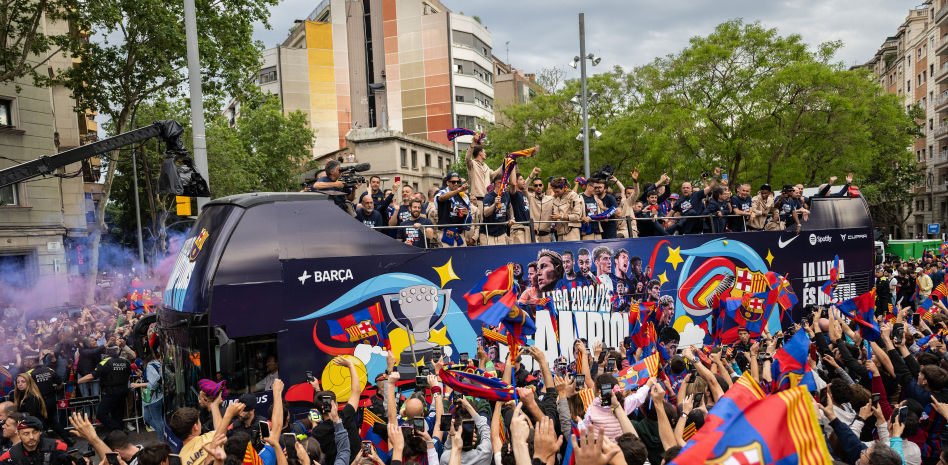 El Barça desata la euforia en las calles de Barcelona con la rúa de campeones