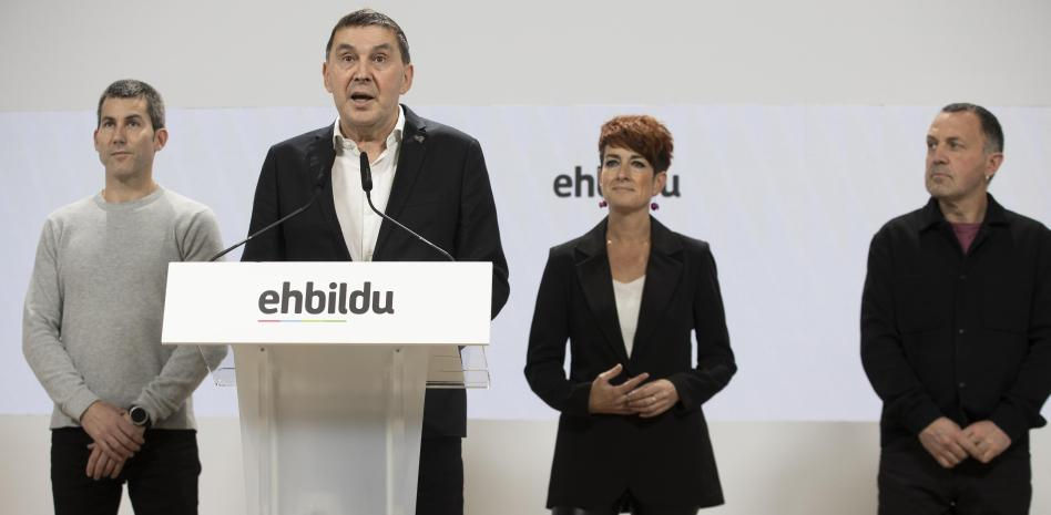 Otegi dice que sus 4.500 candidatos suscriben las "vías pacíficas" y apuestan por "restañar heridas"