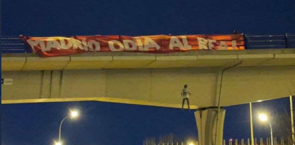Detenidas cuatro personas por colgar un muñeco con la camiseta de Vinícius en un puente