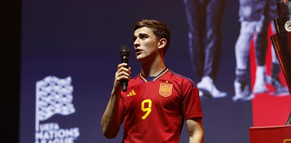 Pitos e insultos a Gavi y al Barça en la celebración de España en Madrid