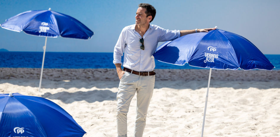 "Verano azul": la falsa playa del PP en Madrid causa sensación en las redes