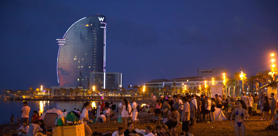 Unas 80.000 personas celebran Sant Joan a orillas del mar en Barcelona, sin incidentes graves