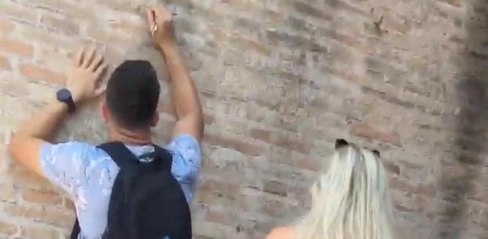La excusa del hombre que escribió en los muros del Coliseo: "No sabía que era tan antiguo"