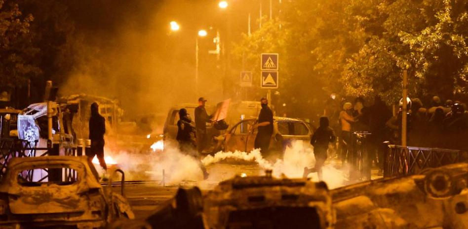 El caos se adueña de Francia: saqueos, casi 900 detenidos y 2.000 vehículos quemados