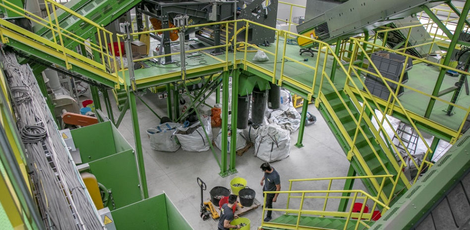 Esta máquina de reciclaje es capaz de reconocer hasta la marca de los objetos aunque estén muy fragmentados