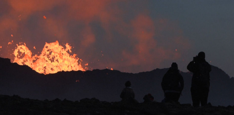 El espectáculo visual del volcán islandés atrae a centenares de turistas pese a las advertencias