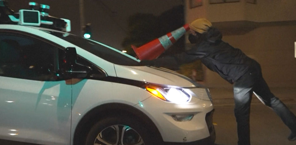 Un grupo de activistas le declaran la guerra a los taxis robot en San Francisco