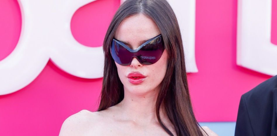 Un descuido de María, hija de Verónica Forqué, arruina el arriesgado posado de la modelo en la presentación de 'Barbie'