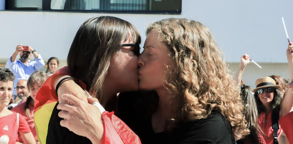 Decenas de personas se besan en Cantabria contra la retirada del film 'Lightyear'