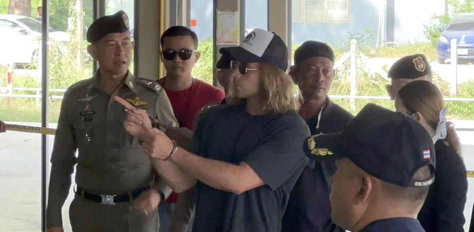 Daniel Sancho abandona la comisaría de Koh Phangan para ser puesto a disposición judicial