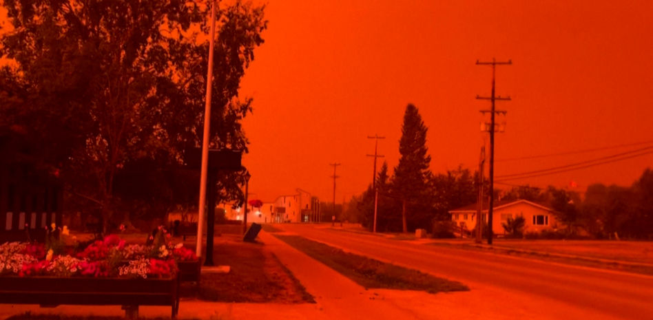Un pueblo de Canadá se tiñe de rojo por los incendios que asolan el norte del país